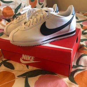Women’s Nike Cortez Leather (Size 6)
